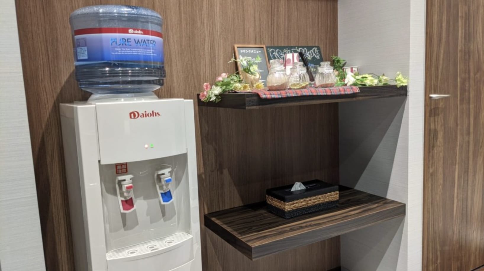 リンクス福岡天神店のロビーの様子　無料ウォーターサーバー