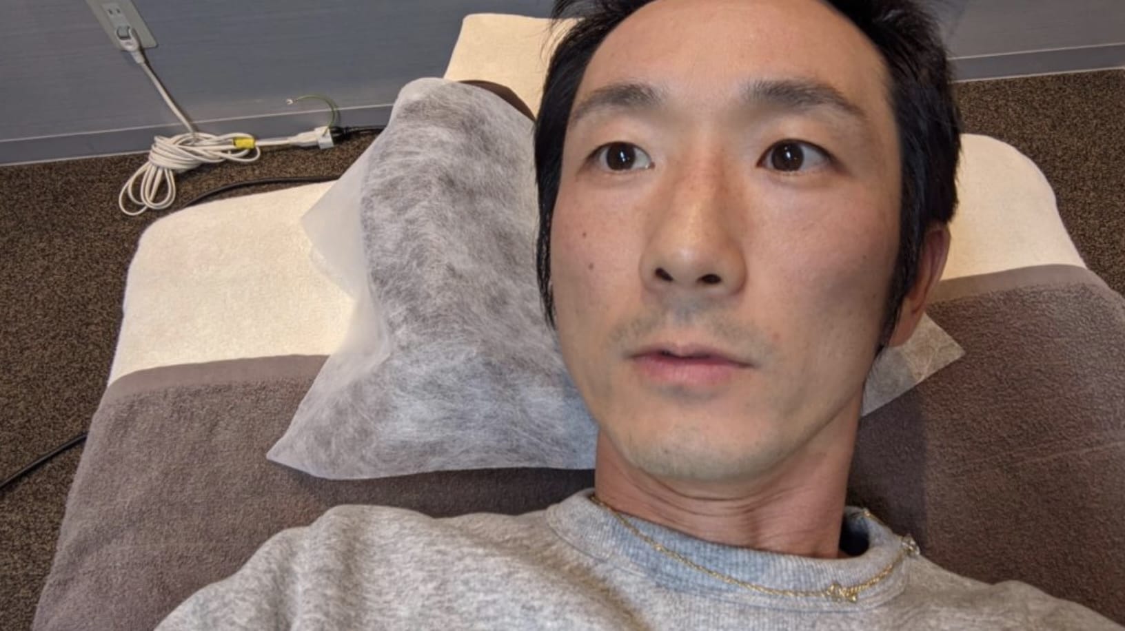 ベッドの上で緊張している様子