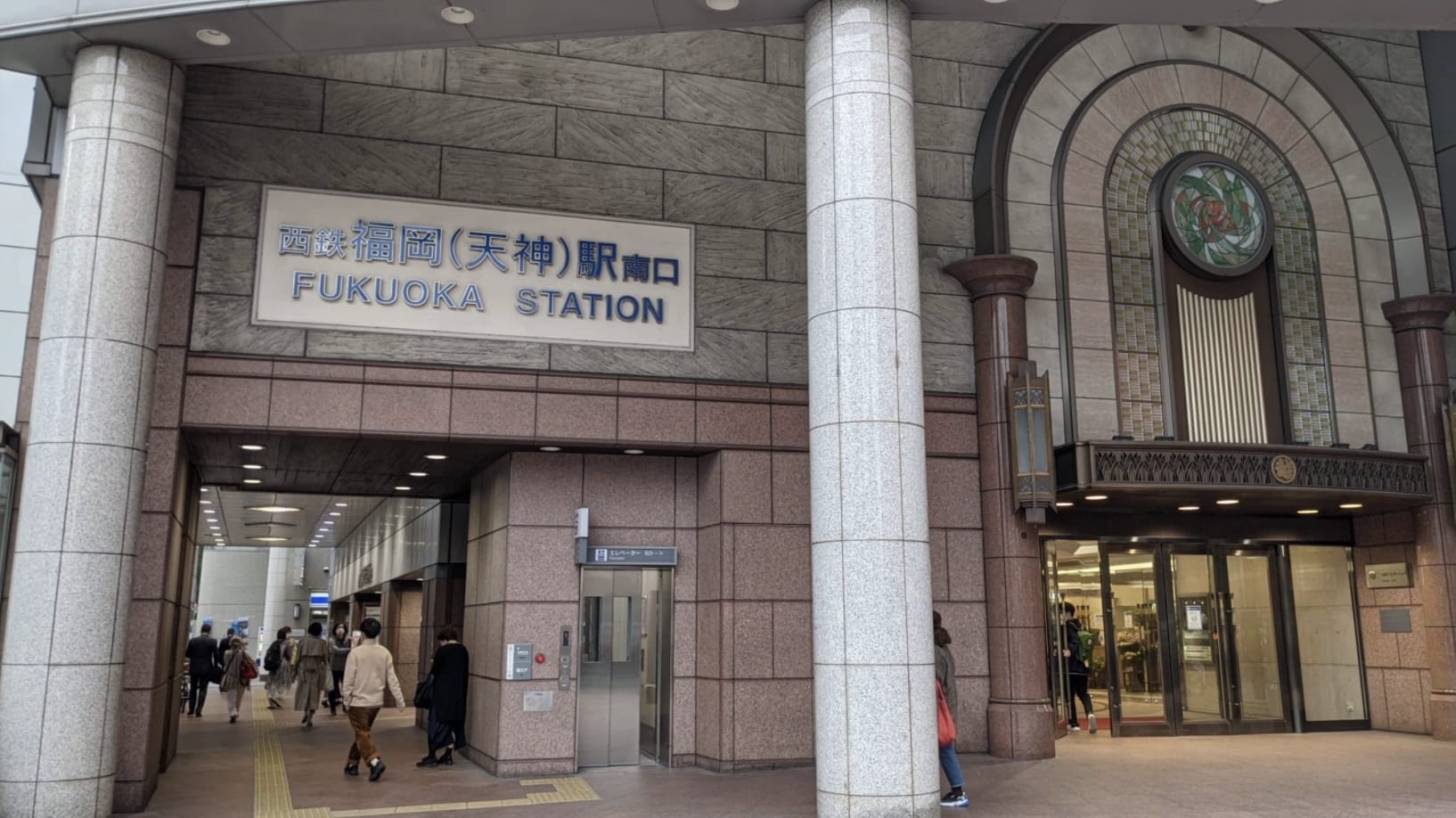 西鉄天神駅南口の様子