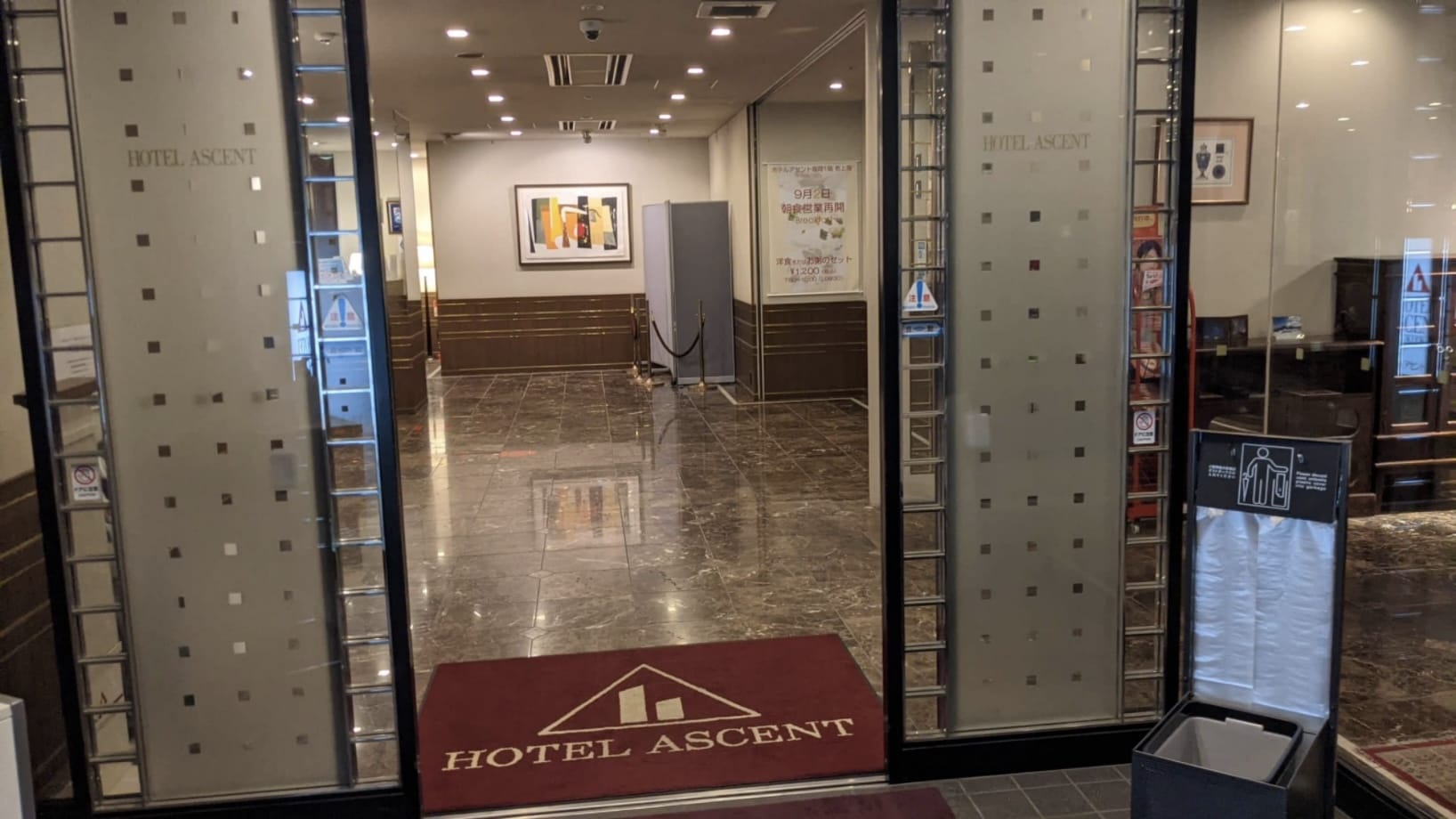 エントランスの自動ドア