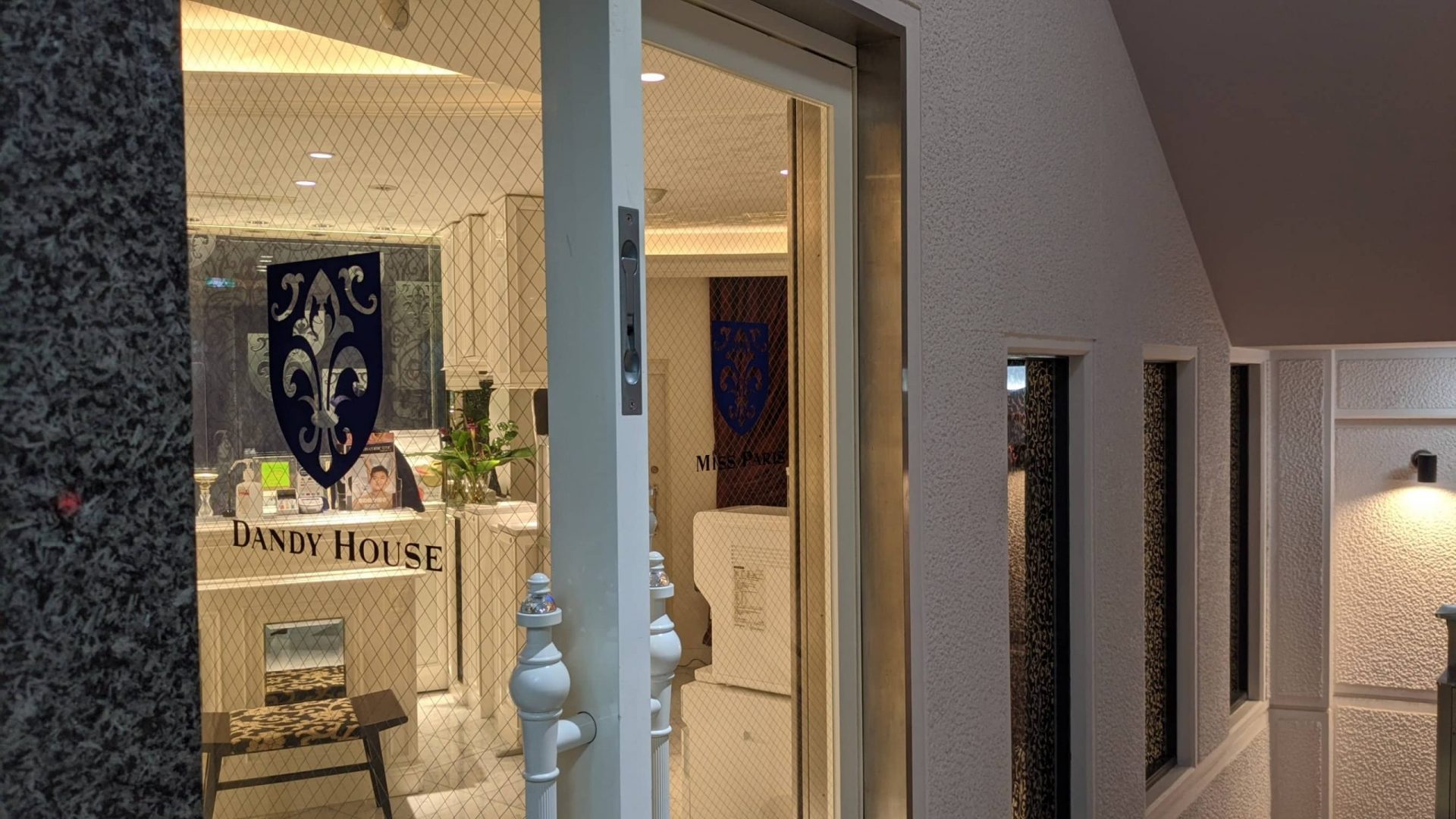 ダンディハウス福岡天神店の入口の様子写真