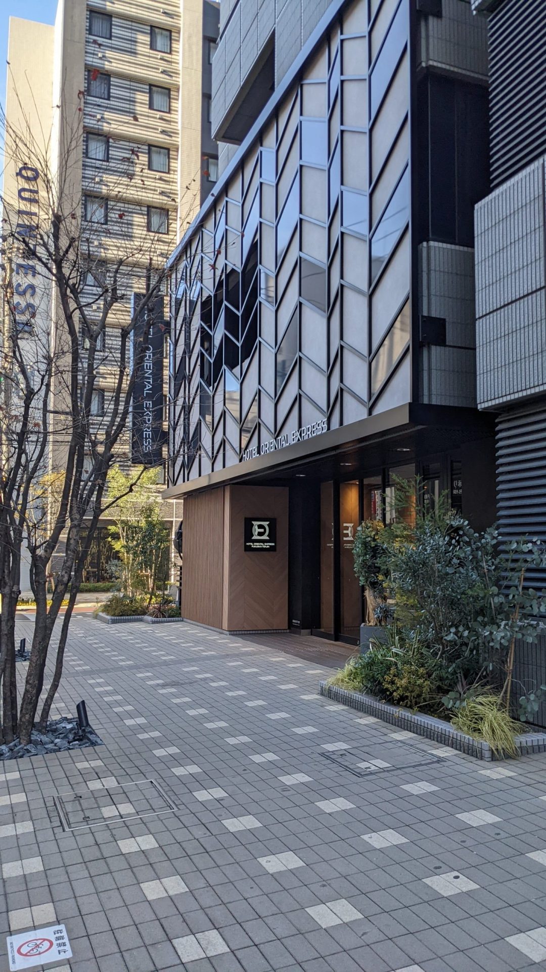 道路を一本入ると、ホテルのエントランスがあります。そのままホテルのロビーに入ってしまってOKです。