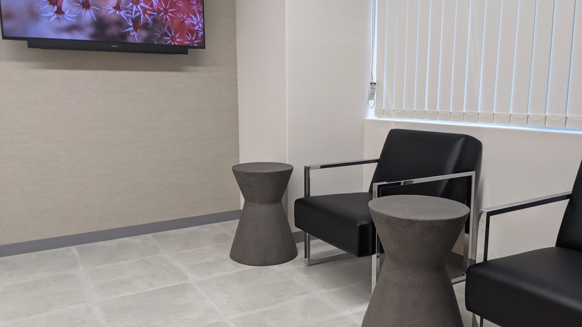 エミナルクリニックメンズ福岡天神院の店内ロビーとソファ