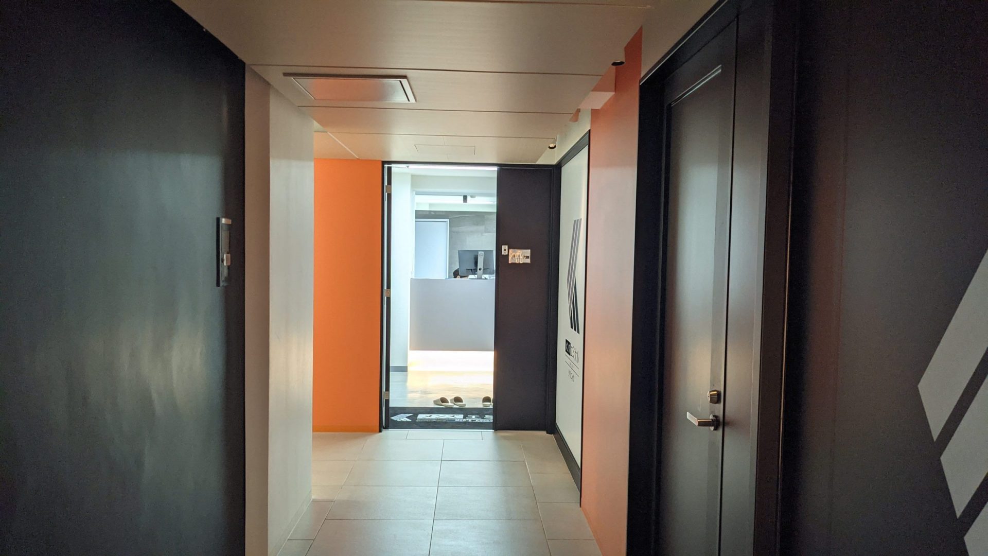 エミナルクリニックメンズクリニックの入り口を廊下から見た写真