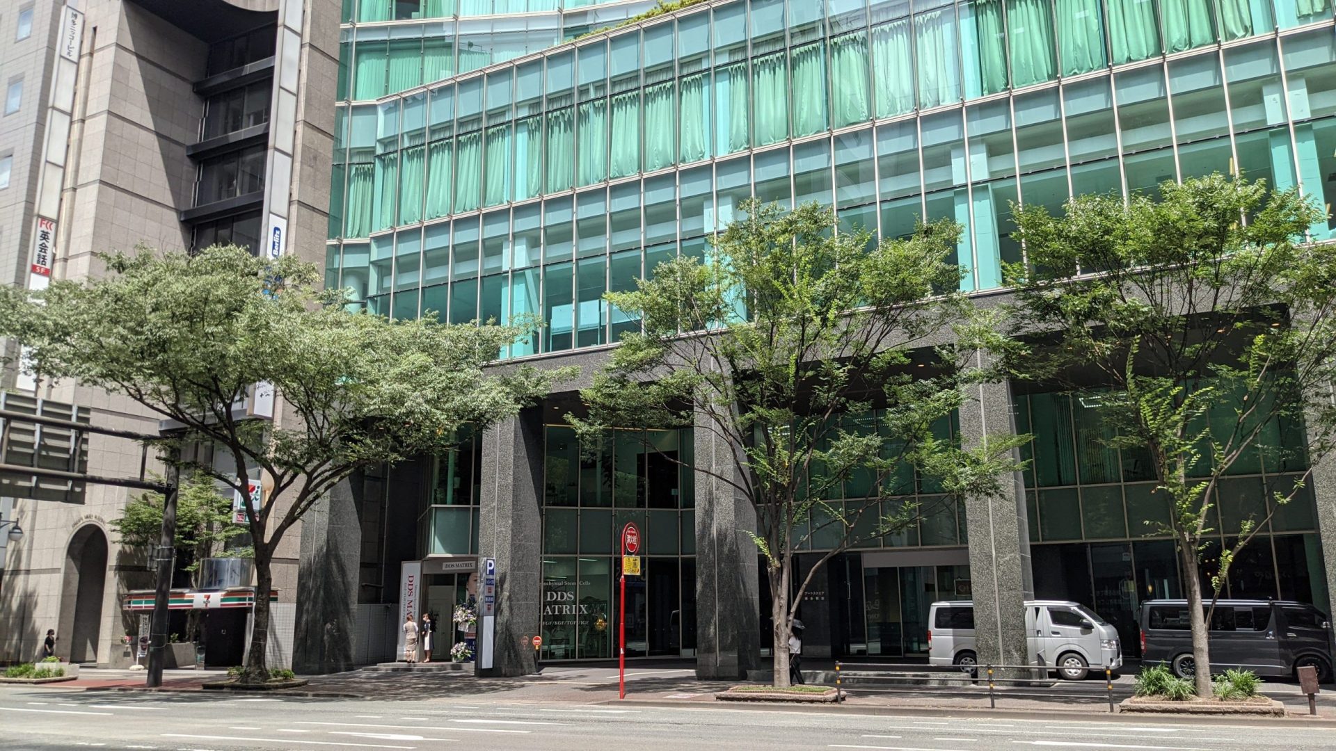 3分ほど歩くと緑色の大きなオフィスビルが見えてきます。このビルの4Fが湘南美容クリニック博多院です。