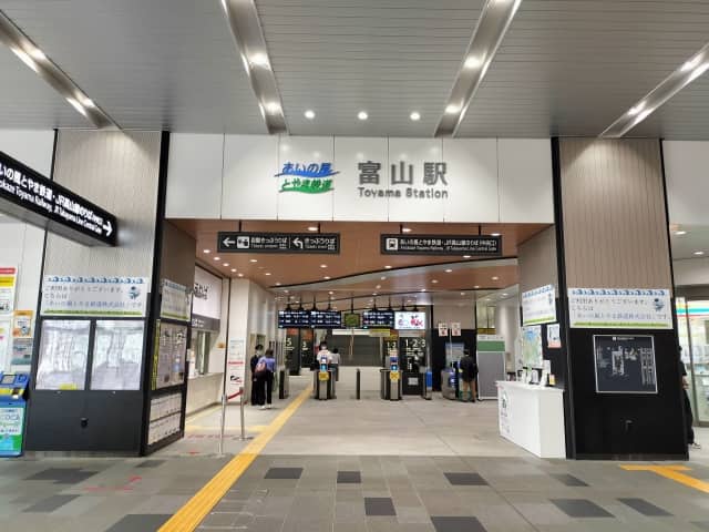 富山県富山市 JR富山駅入り口写真