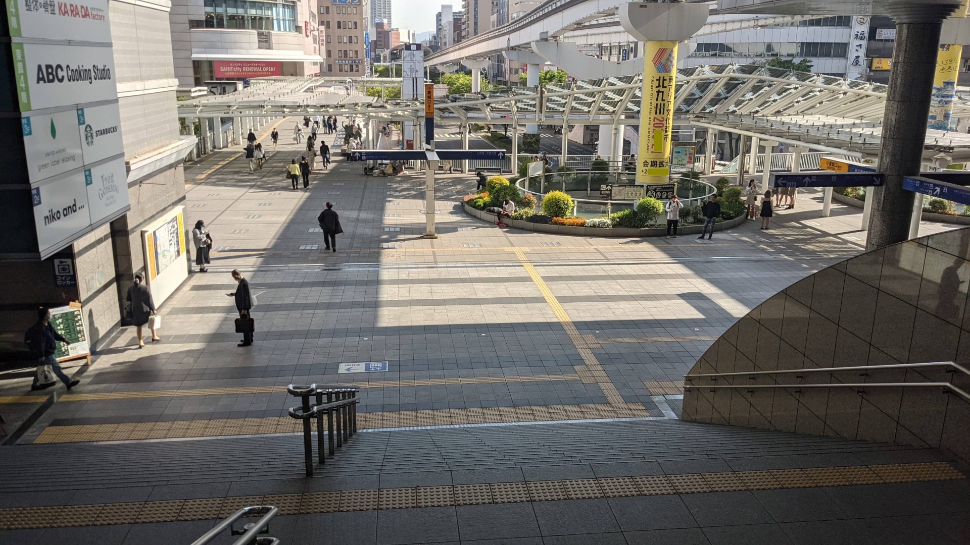 小倉駅前アミュプラザ前の階段の写真